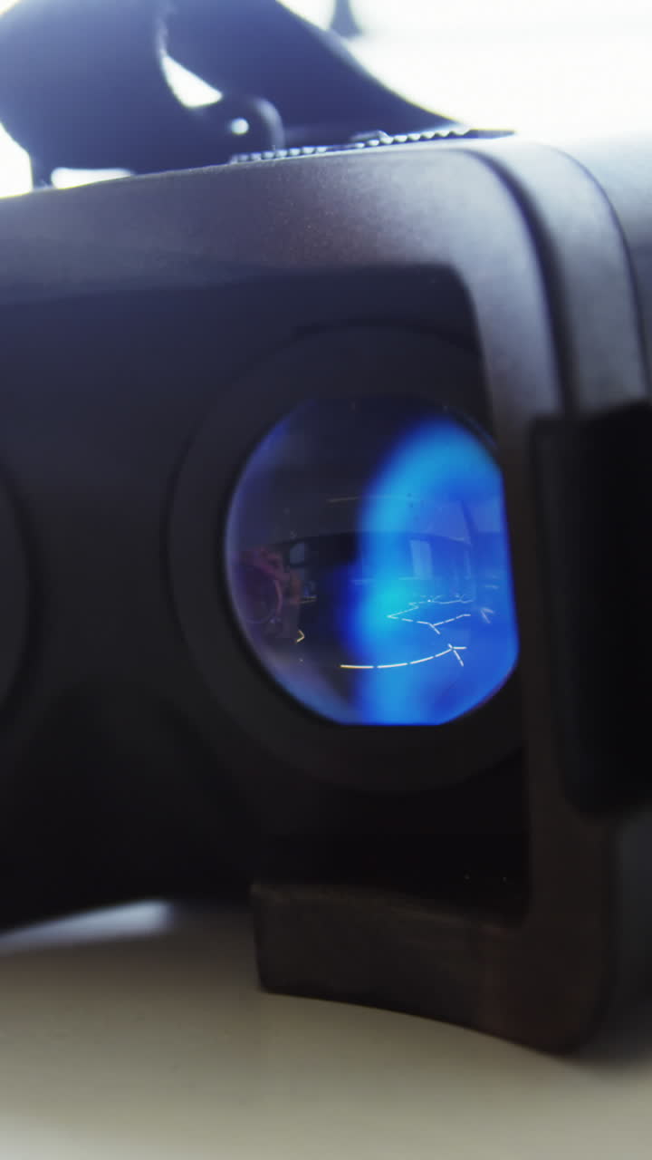 auriculares de realidad virtual en la mesa