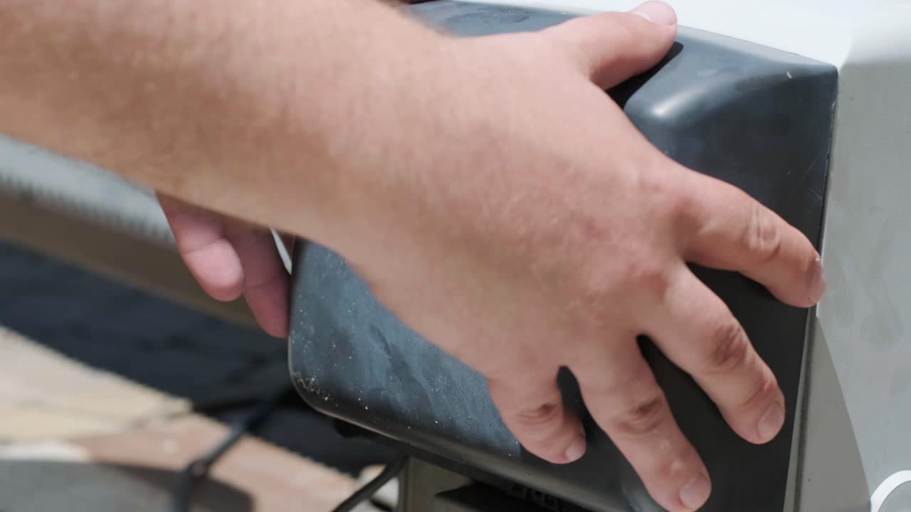 conectando el mecanismo de puerta de garaje automático con el controlador remoto. instalación de motor de puerta automática y trabajo para el sistema de seguridad de puerta de control en el hogar