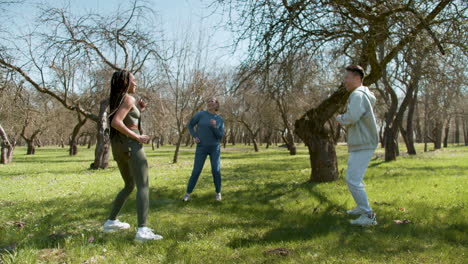 Menschen-Tanzen-Im-Wald