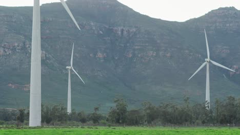 Gesamtansicht-Von-Windkraftanlagen-In-Ländlicher-Landschaft-Mit-Bergen