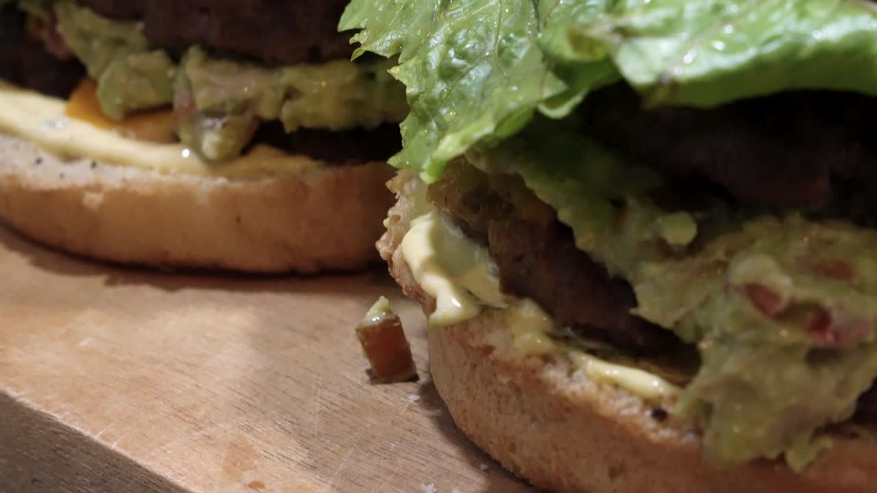 토마토,, 양파, 구아카모레, 특별한 소스와 함께 훌륭한 치즈버거