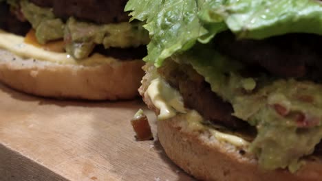 gran hamburguesa con queso con tomate, lechuga, cebolla, guacamole y salsa especial