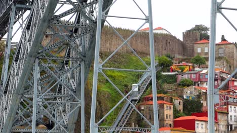 Funicular-dos-Guindais-uphill-to-Muralha-Fernandina-in-Porto,-Portugal