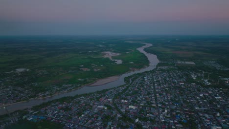 Arauca,-Colombia-Al-Anochecer,-Mostrando-El-Río-Y-El-Paisaje-Urbano,-Vista-Aérea