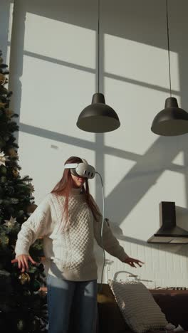 mujer experimentando tecnología vr durante la navidad