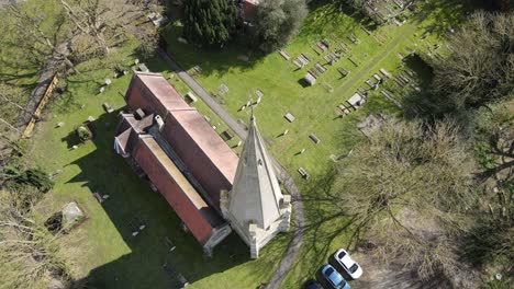 Zumbido-Encima-De-Las-Torres-De-La-Iglesia-Vista-De-Pájaro-Se-Elevan-Para-Revelar-La-Cruz-De-La-Iglesia-De-Santa-María,-Widford