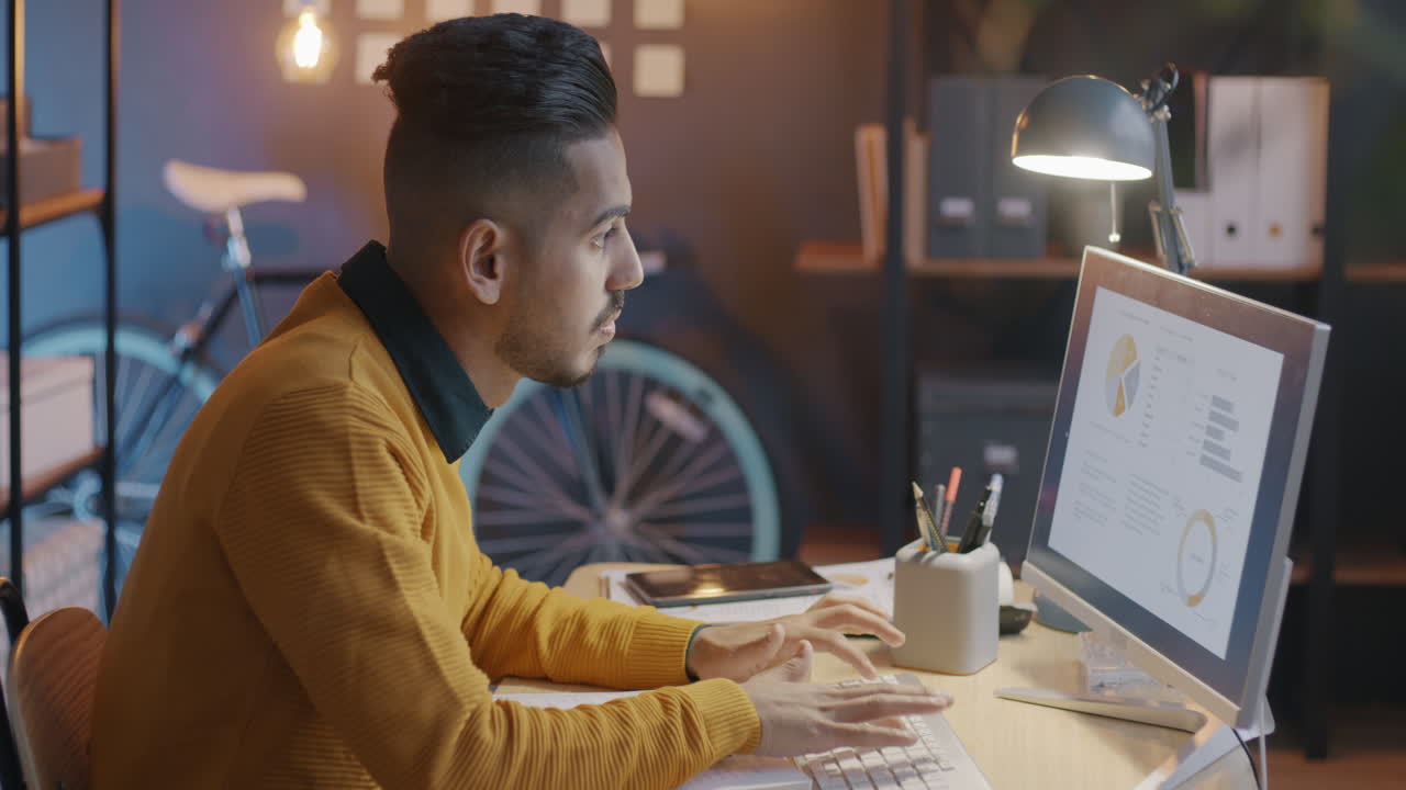 Forretningsmand arbejder på computer på kontoret