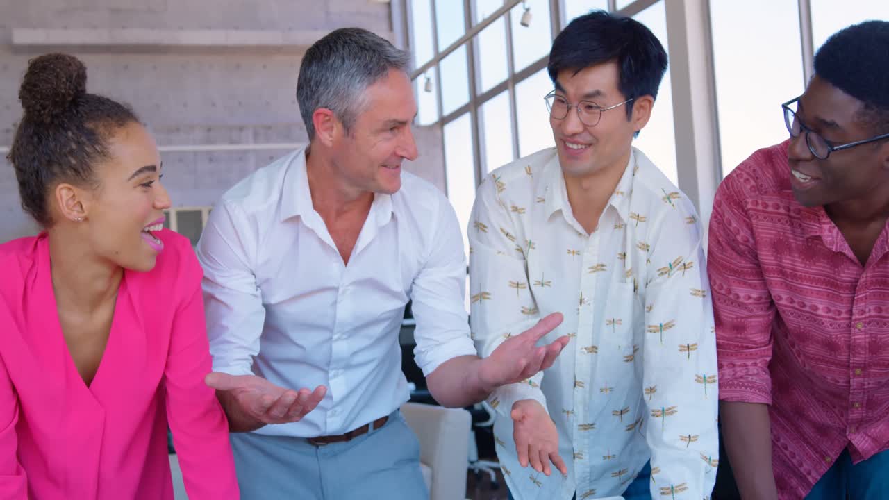 다민족 비즈니스 동료들이 사무실 4k에서 상호 작용하고 있습니다.