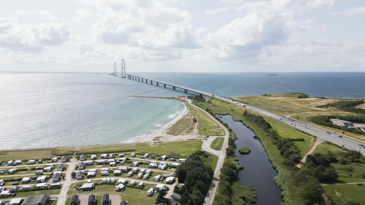 바다 를 가로지르는 큰 다리 근처 의 항구 에 있는  ⁇ 은 배