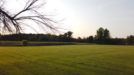 Felder-Neben-Der-Hütte-An-Der-Historischen-Stätte-Der-Peter-Whitmer-Farm-In-New-York-Im-Seneca-County-In-Der-Nähe-Von-Waterloo-Mormon-Oder-Der-Kirche-Jesu-Christi-Der-Heiligen-Der-Letzten-Tage