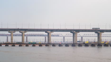 Puente-Ferroviario-Y-De-Carretera-Sobre-El-Río-Ganges-O-Ganges-Con-Trenes-Y-Vehículos-Que-Pasan-En-Pradagraj-O-Allahabad-En-Uttar-Pradesh,-India