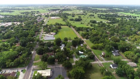 este es un video aereo de la ciudad de pilot point en texas volando hacia el sur