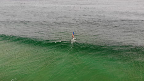 Dron-Windsurf-4k-Con-Olas-Del-Océano-En-El-Horizonte