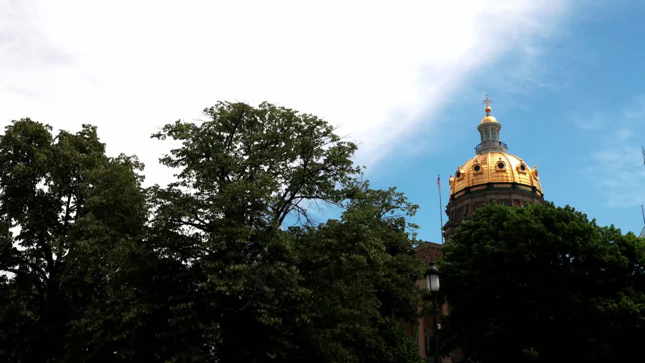 edificio del capitolio del estado de iowa en des moines, iowa con un primer plano de la cúpula y video de lapso de tiempo