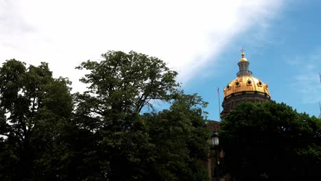 Iowa-state-capitol-building-in-Des-Moines,-Iowa-with-close-up-of-dome-and-timelapse-video