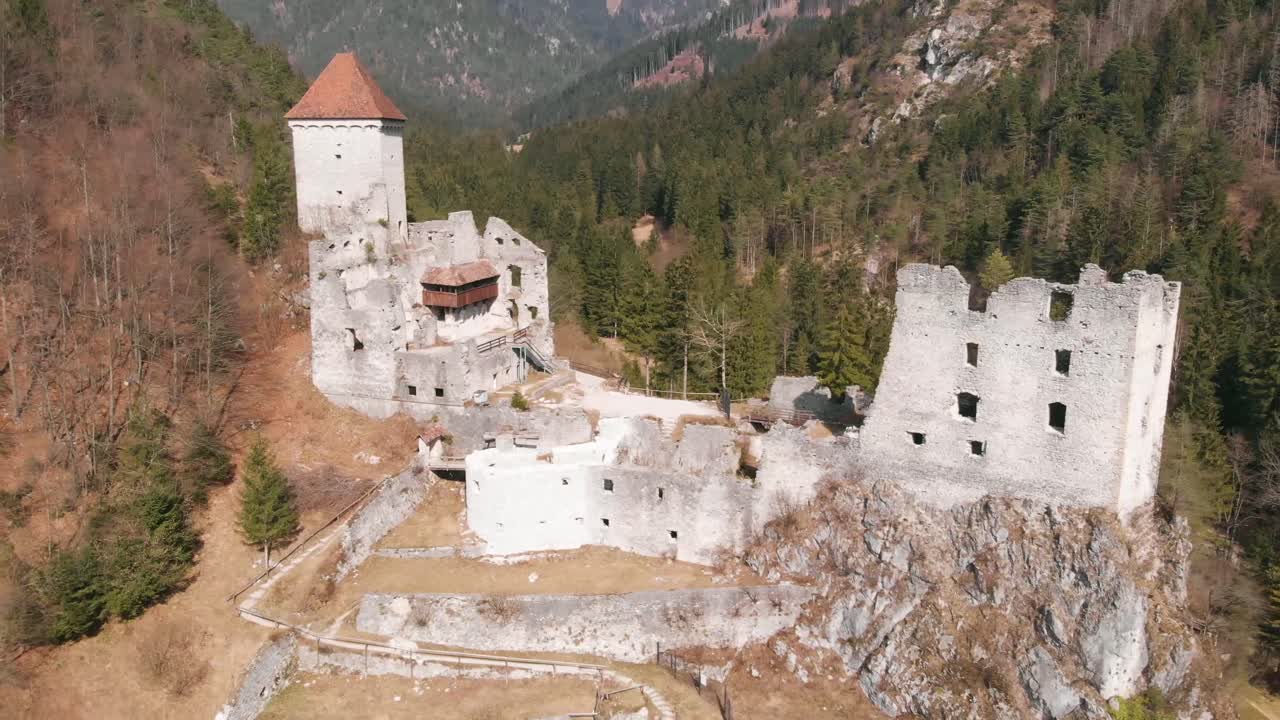 Přehled zříceniny hradu Kamen z 12. století zleva doprava