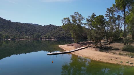 Idílica-Playa-Recreativa-En-El-Embalse-De-Encinarejo,-Reserva-Natural-Sierra-De-Andújar-Aérea