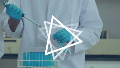 animación de triángulos blancos sobre médico masculino trabajando en el laboratorio