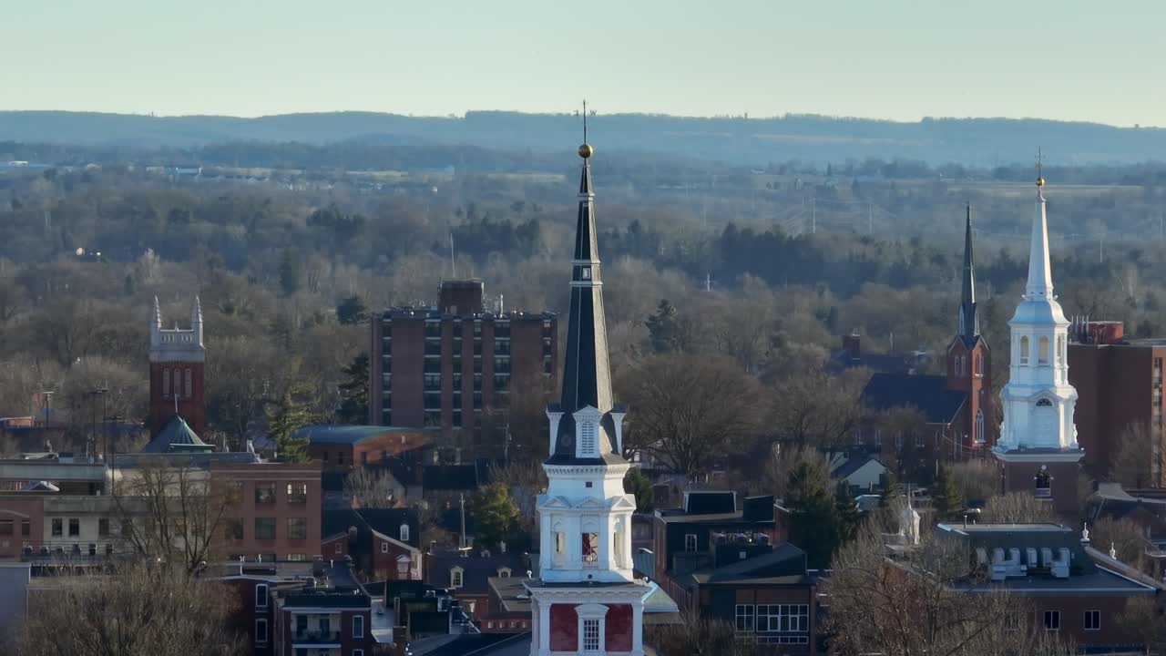 zoom aéreo de tres campanarios de iglesias en una ciudad americana durante el invierno