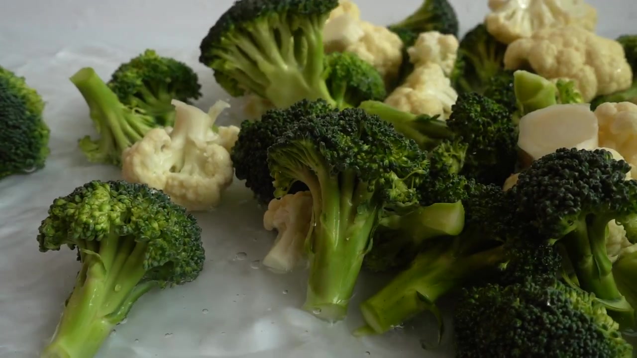 Broccoli e cavolfiore maturi. Slow motion
