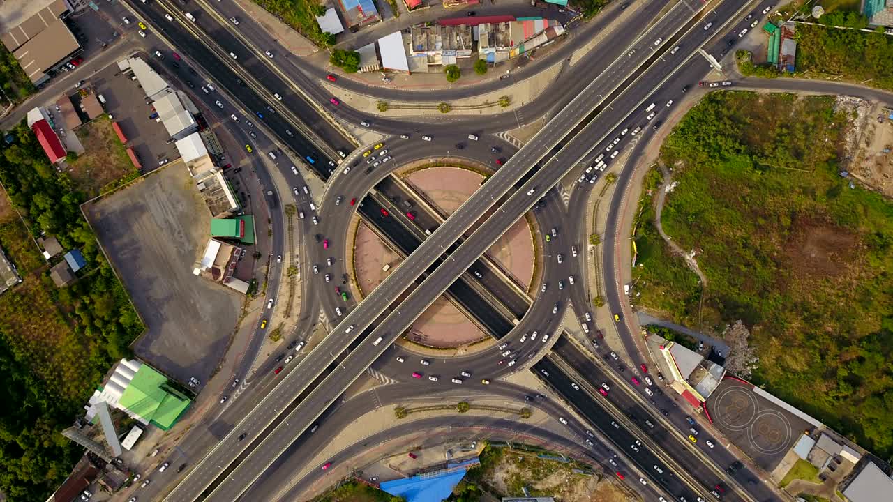 lapso de tiempo de vista aérea de cruces de carreteras con rotonda. carreteras puente forma círculo en la estructura de la arquitectura y el concepto de transporte. vista superior. ciudad urbana, bangkok al atardecer, tailandia.