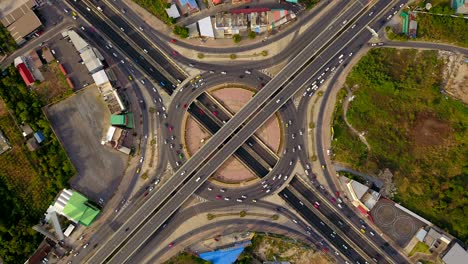 lapso de tiempo de vista aérea de cruces de carreteras con rotonda. carreteras puente forma círculo en la estructura de la arquitectura y el concepto de transporte. vista superior. ciudad urbana, bangkok al atardecer, tailandia.