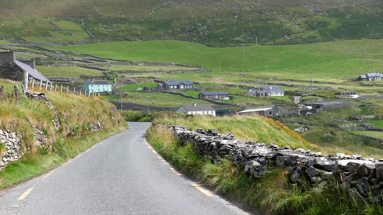 아일랜드의 던킨 마을을 가로질러 운전하는 자동차 승객의 모습