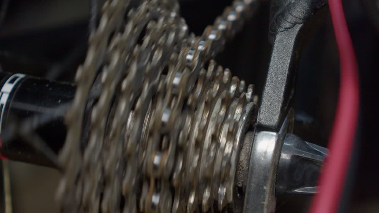 enfoque estrecho de cerca: engranaje trasero de la bicicleta mientras se cambian las marchas de la bicicleta