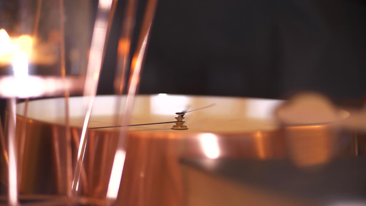 Concetto di tempo in primo piano, fumo attorno a oggetti di rame su sfondo nero