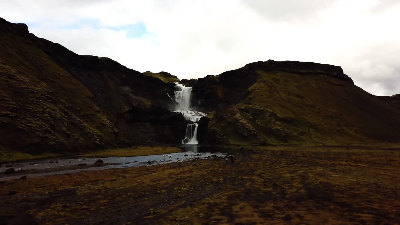 vista aérea del paisaje del dron del agua que fluye por la cascada de ófærufoss, en las tierras altas de islandia
