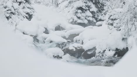 Erhabene-Winterlandschaft-Zwischen-Den-Gipfeln