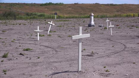 las tumbas de trabajadores agrícolas hispanos inmigrantes mexicanos desconocidos están marcadas con cruces en un cementerio cerca de guadalupe 1