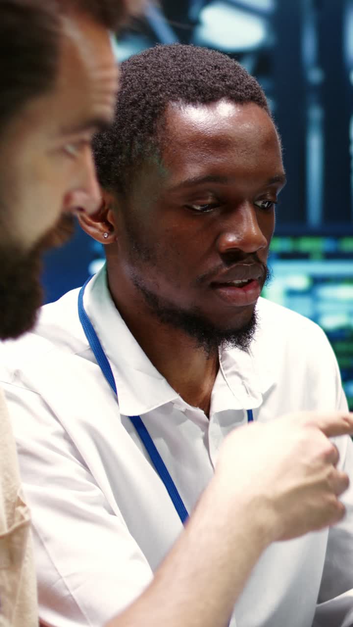Video verticale: team che esegue test sui componenti dei data center