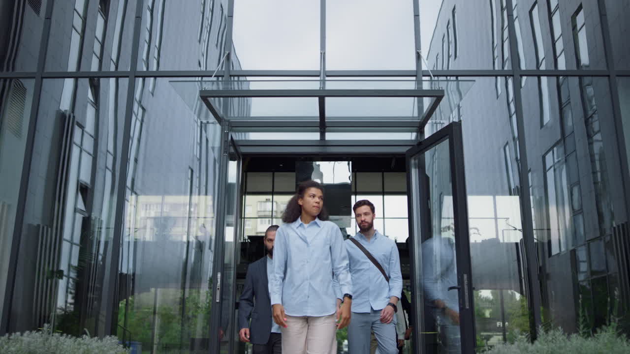 gerente molesto de pie en la puerta de la oficina. empleados molestos dejando mujer vergonzosa.