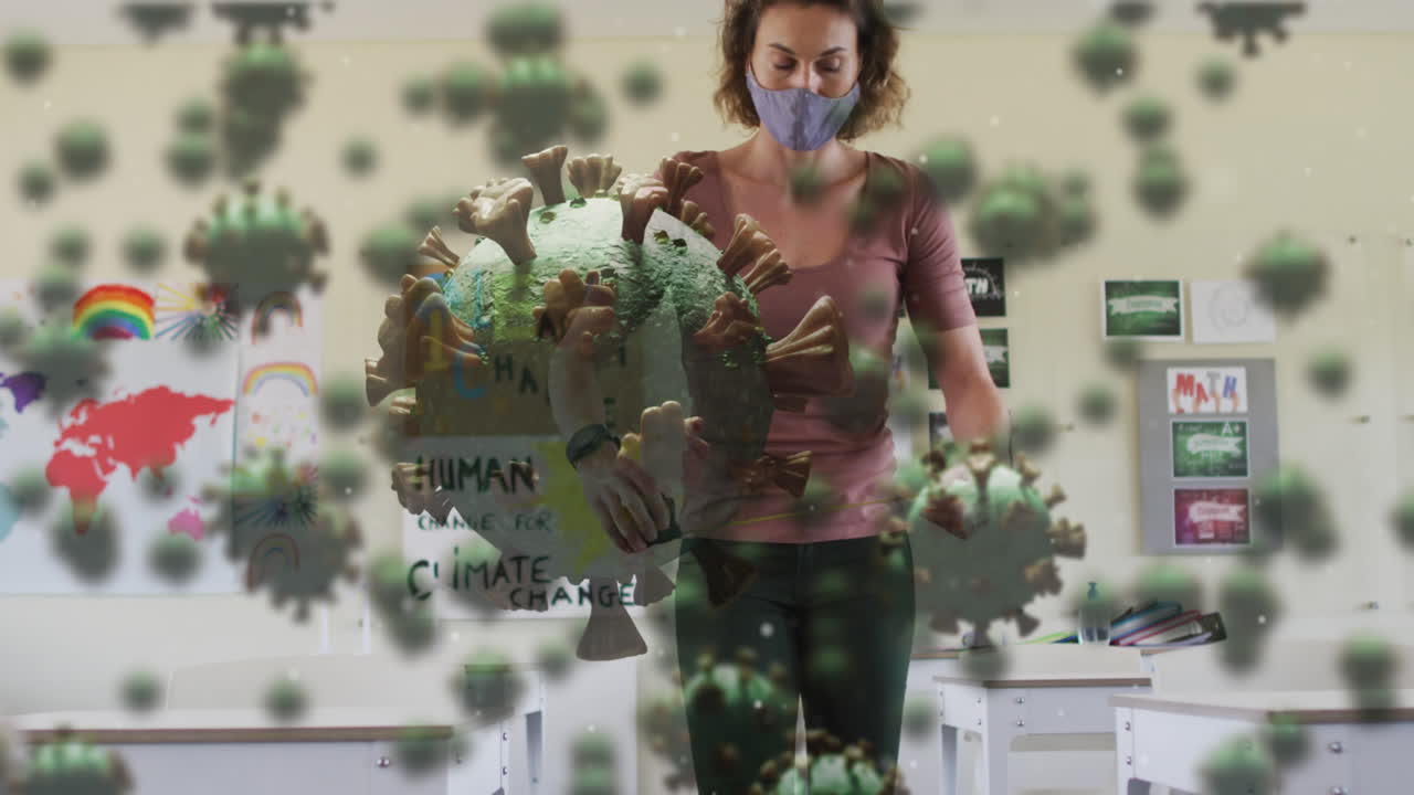 animación de células de covid-19 y mujer con máscara facial midiendo la distancia entre los escritorios escolares