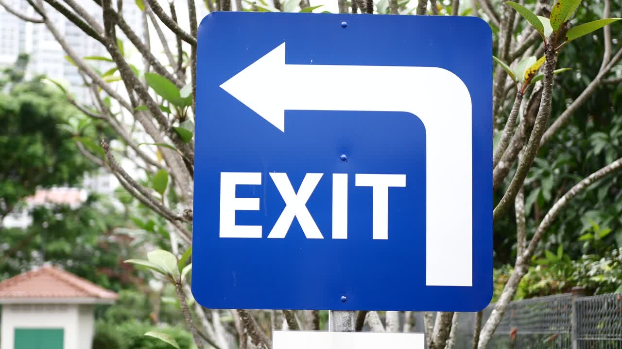 Nödutgångsskylt på tegelvägg