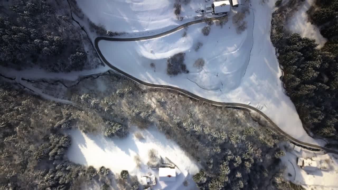 живописная церковь свети томаз на вершине холма в центральной словении зимой