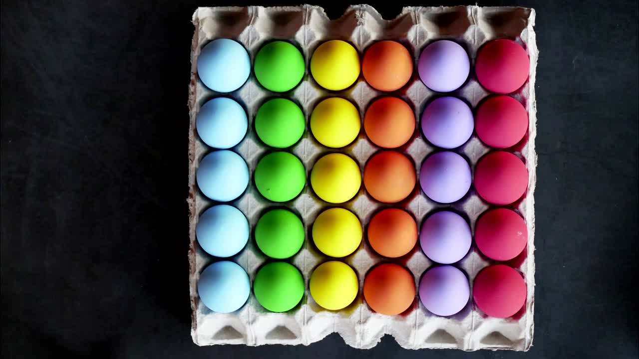 Animação stop motion em loop de ovos coloridos