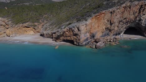 Cueva-Junto-Al-Mar-Y-Vista-A-La-Playa