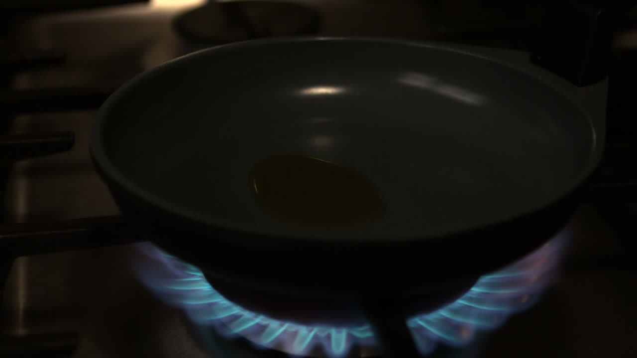 불꽃을 켜고 있는 가스 오븐