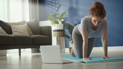 video estático de una mujer haciendo ejercicio en un tapete de ejercicio