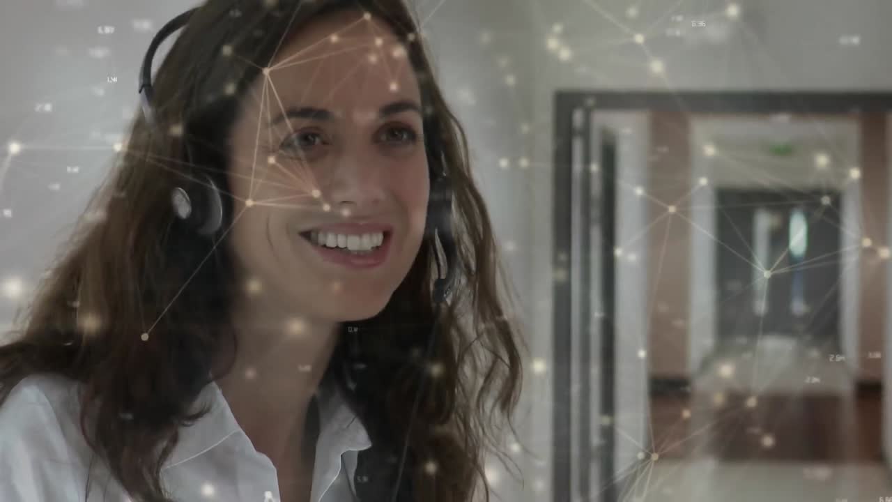 animación de la red de convección sobre una mujer de negocios usando auriculares telefónicos