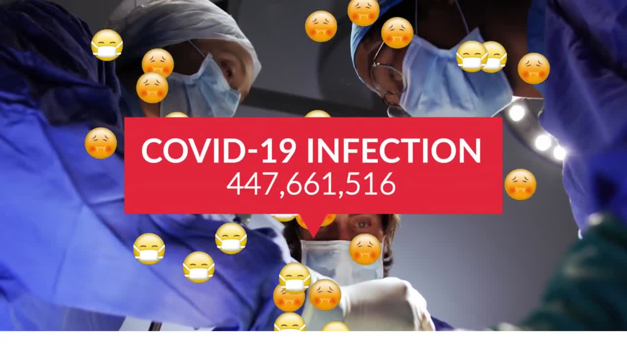 얼굴 마스크와 수술하는 외과 의사들의 이모지 위에 코로나 19 데이터 처리의 애니메이션