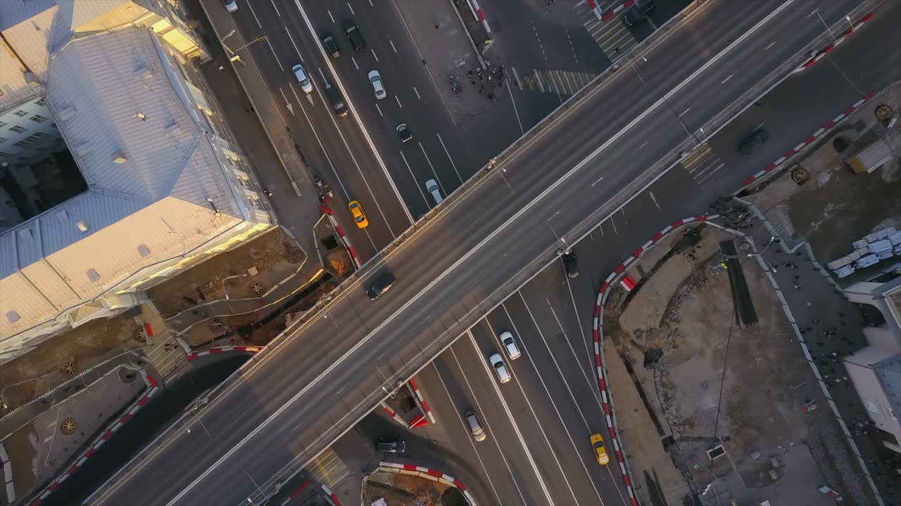 россия закат небо москва центр города дорожное движение перекресток воздушный вниз панорама 4k