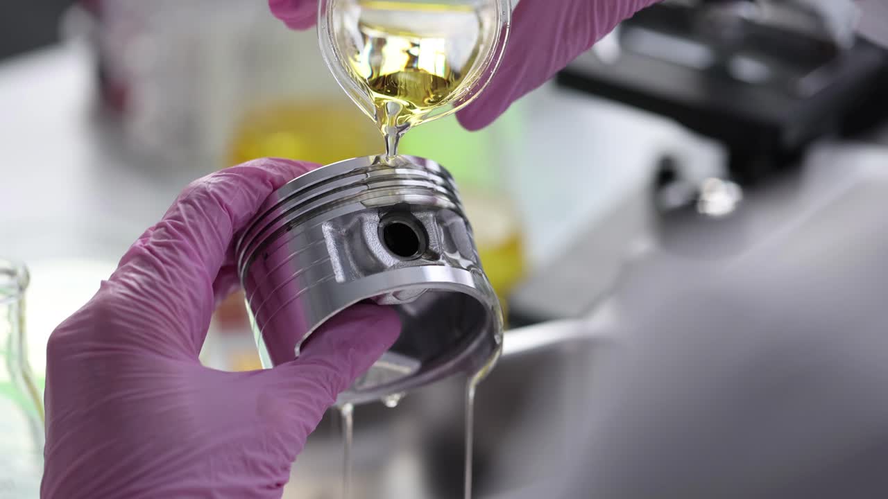 Lubricating a Piston with Oil