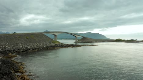 El-Retroceso-Aéreo-Bajo-Desde-El-Costado-Del-Puente-Atlanterhavsvegen-En-Nordmore,-Noruega,-Se-Eleva-Para-Establecerse-Desde-Un-ángulo-Alto