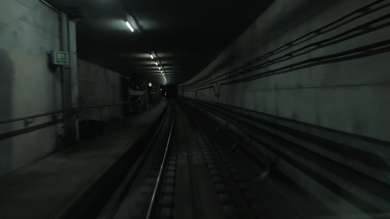 vista de la cabina del tren en movimiento en un túnel de metro oscuro
