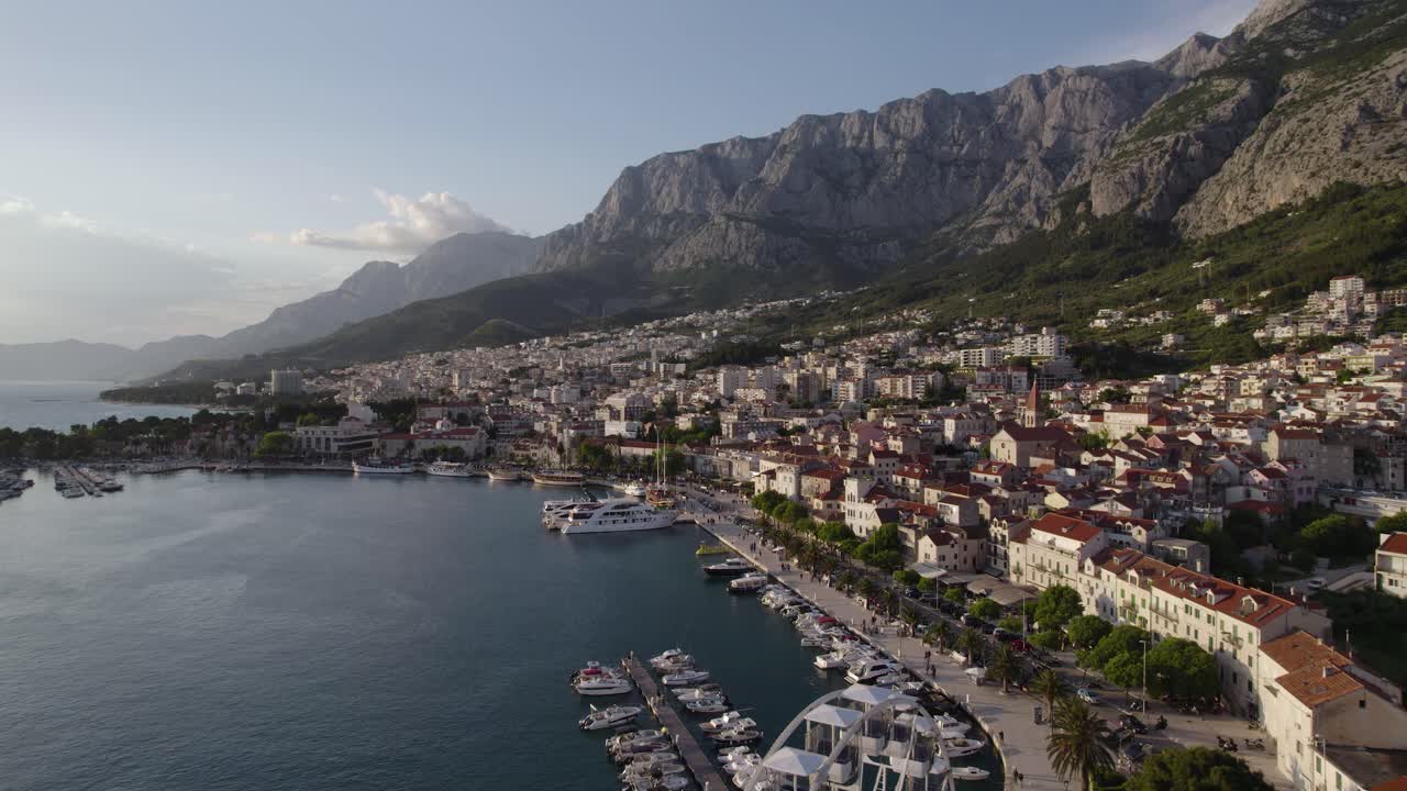 크로아티아의 아름다운 마카르스카에서 해가 지는 모습