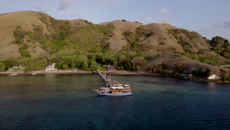 Antena-De-Komodo-De-La-Playa-Y-El-Arrecife-En-Un-Día-Caluroso-Y-Soleado-Al-Atardecer