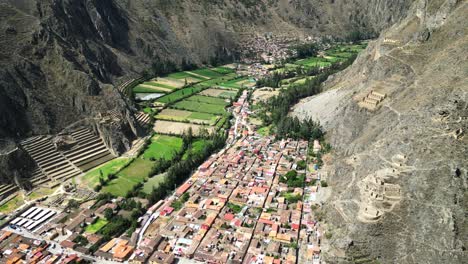 Toma-Aérea-Que-Revela-La-Ciudad-De-Ollantaytambo-En-Perú